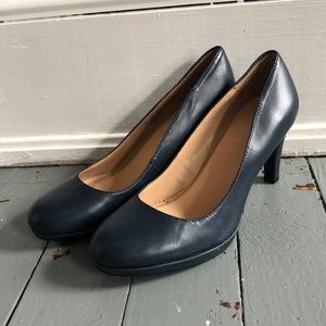 Navy Pumps